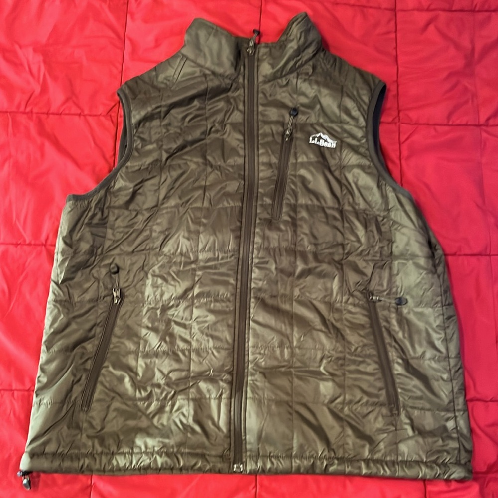 L.L. Bean Men’s XL primaloft stow-away vest in dark green.